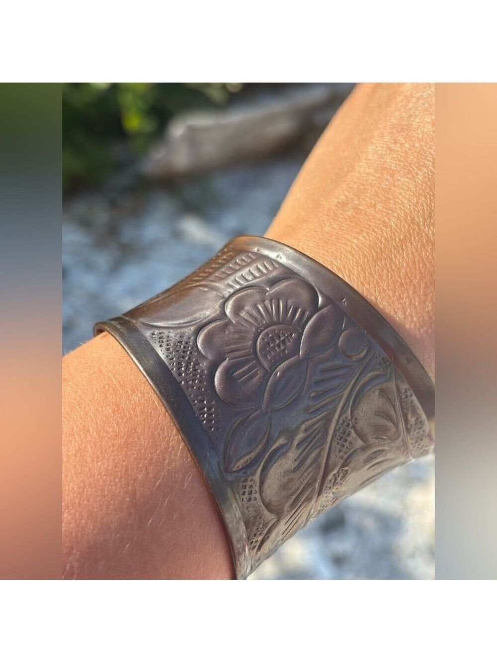 VINTAGE Large Cuff Bracelet Etched Hammered Brass Gorgeous Statement Piece - Picture 6 of 9